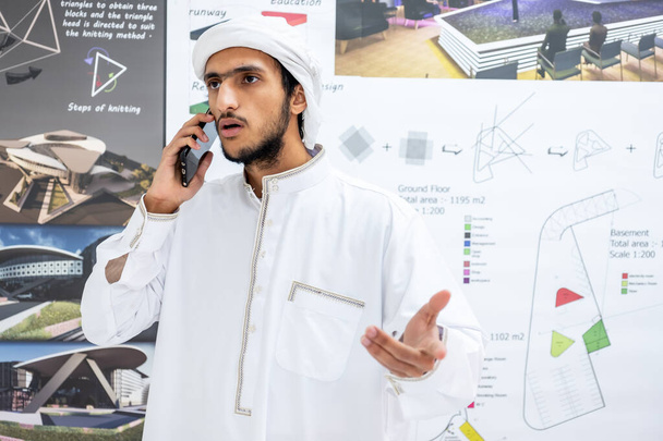 Arquiteto árabe masculino conversando e discutindo coisas ao telefone - Foto, Imagem