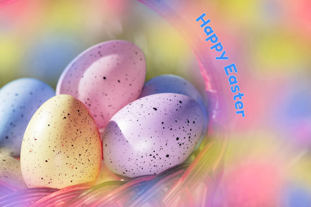 Kirkkaita monivärisiä munia. Pääsiäisteema, pääsiäisloma. Pääsiäisen tausta - Valokuva, kuva