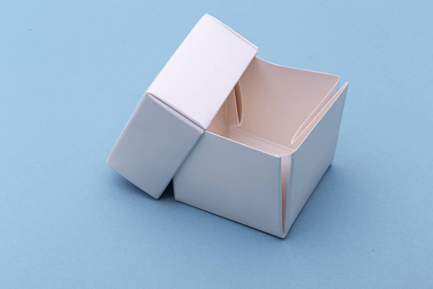 caja blanca sobre fondo azul - Foto, imagen
