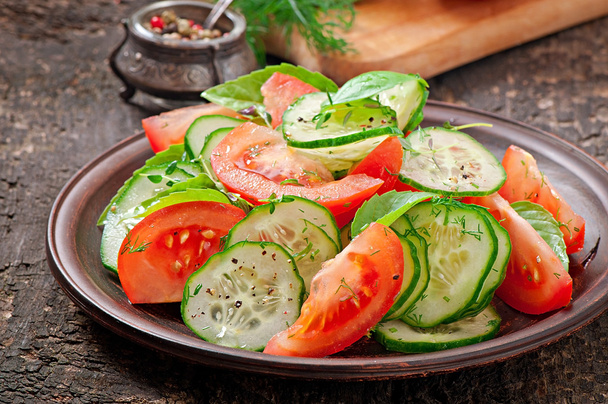 Tomaten-Gurken-Salat mit schwarzem Pfeffer und Basilikum - Foto, Bild