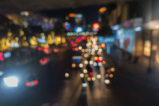 Боке автомобильные огни на улицах ночью. - Фото, изображение