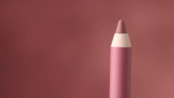 detailní záběr růžové tužky na rty otočit zprava doleva - Záběry, video