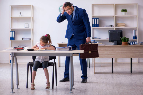 Mladý muž zaměstnanec a jeho holčička v kanceláři - Fotografie, Obrázek
