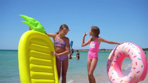 Meisjes die plezier hebben aan het tropische strand tijdens de zomervakantie samen spelen - Video