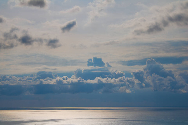 Widok chmur, morza i krajobrazu morskiego w słoneczny dzień. - Zdjęcie, obraz