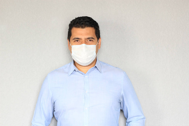Casual adulte latino-homme avec masque de protection, nouveau covide normal-19 - Photo, image