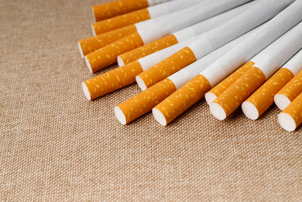 Cigareta ležící na dřevěné podlaze - Fotografie, Obrázek
