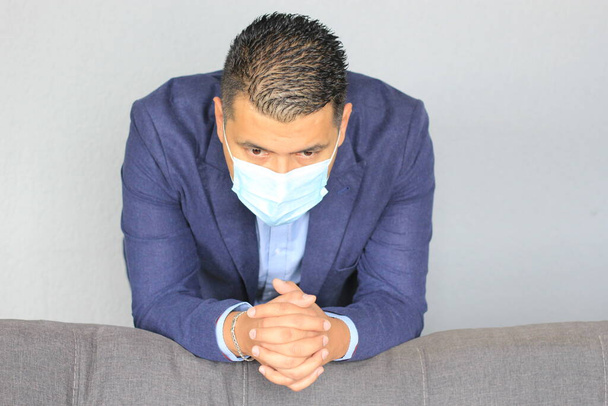 Homem latino adulto formal com máscara de proteção, orando por tempos de pendemia - Foto, Imagem