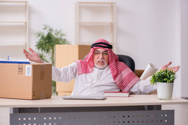 Oude Arabier zakenman in kantoor verhuizing concept - Foto, afbeelding