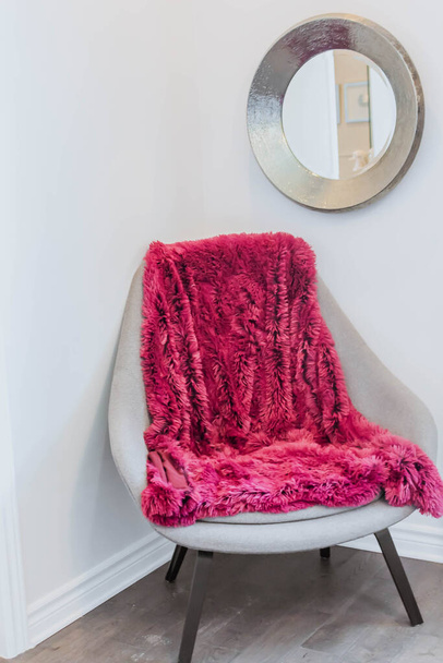 Óriási rózsaszín kockás takaró gyapjú kötött fehér szék szék Haza Skandináv stílus - Fotó, kép