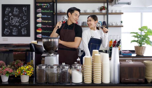 O lojista e barista segurando Espresso Machine Portafilters com um sorriso. Atmosfera da manhã em um café. - Foto, Imagem