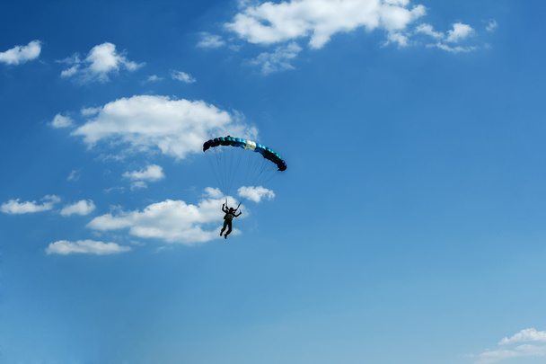 неопознанный парашютист на голубом небе
 - Фото, изображение