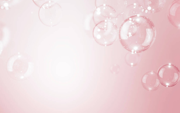 Lindas bolhas de sabão brilhantes transparentes flutuam no fundo rosa. Conceito bonito dia dos namorados rosa. - Foto, Imagem