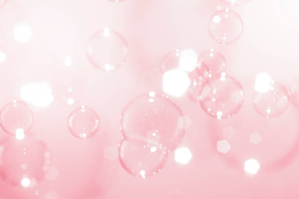 Hermosas burbujas de jabón brillante transparente flotan sobre fondo rosa. Hermoso concepto de San Valentín rosa. - Foto, imagen