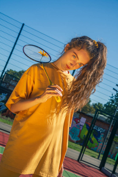 Fotók egy fiatal nőről egy sport játszótéren. - Fotó, kép