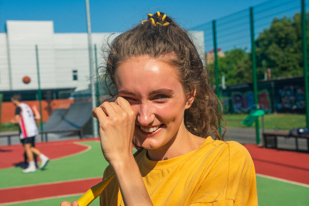 Fotógrafos de una joven en un playgroun deporte - Foto, Imagen