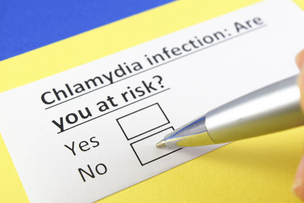 Jedna osoba odpovídá na otázku o infekci chlamydií. - Fotografie, Obrázek