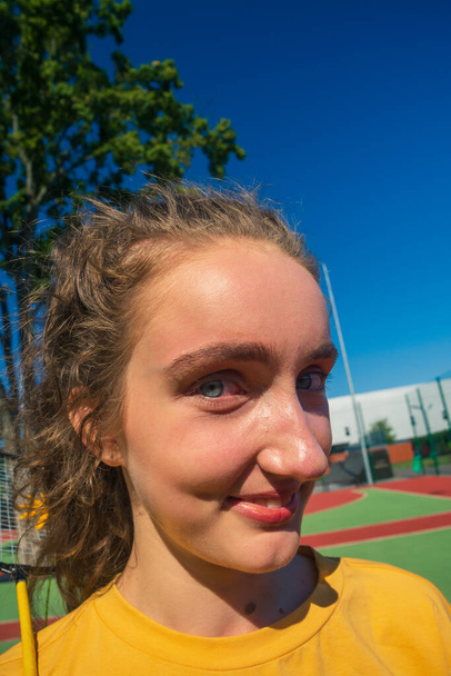 Фотография молодой женщины на спортивной площадке - Фото, изображение