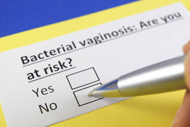 Egy ember válaszol a bakteriális vaginózissal kapcsolatos kérdésre.. - Fotó, kép