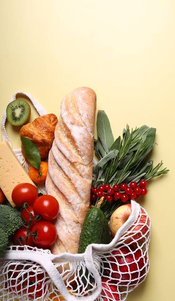 νωπά προϊόντα φρούτα και λαχανικά σε σακούλα με σπάγκο - Φωτογραφία, εικόνα
