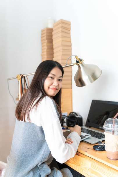 Business casual femmes travaillent à partir du projet à la maison avec ordinateur portable dans une salle confortable entreprise moderne - Photo, image
