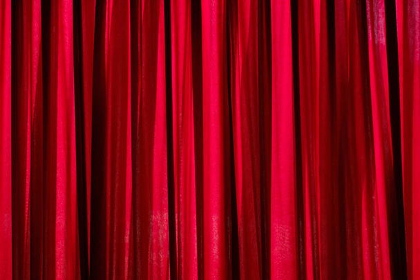Cortina fechada vermelha de luxo com manchas de luz em um teatro, cortina vermelha - Foto, Imagem