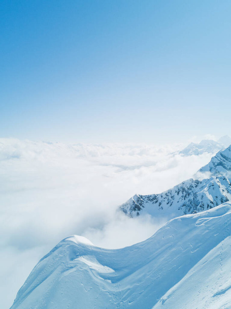 Πανοραμική άποψη του τοπίου ψηλά βουνά στο χειμερινό τοπίο, Σότσι, Ρωσία - Φωτογραφία, εικόνα