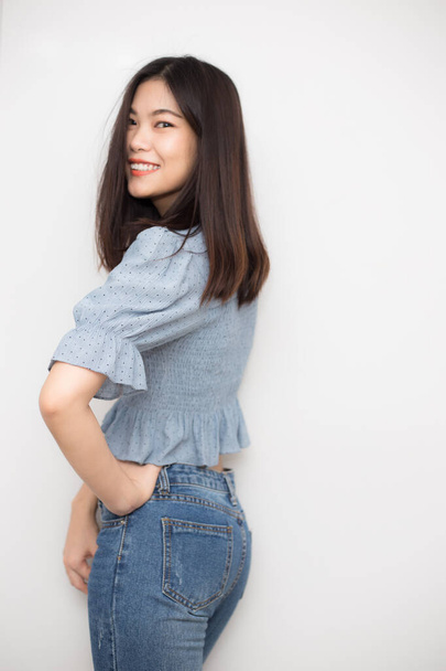 Mode schöne asiatische Frauen tragen Jeanshose stehend auf weißem Hintergrund - Foto, Bild