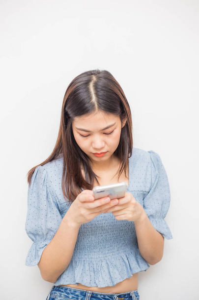Довольно молодые азиатские женщины смс сообщения смартфона онлайн соединение на белом фоне - Фото, изображение