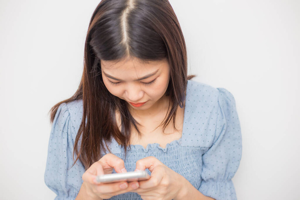 Hübsche junge asiatische Frauen SMS-Nachricht online Verbindung auf weißem Hintergrund - Foto, Bild