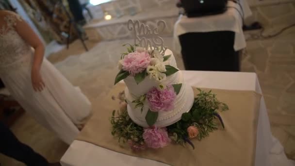 свадебный торт с белым кремом, украшенный цветами пионов и лисиантуса - Кадры, видео