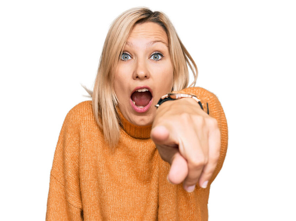 Mujer caucásica de mediana edad con suéter de invierno casual señalando disgustado y frustrado a la cámara, enojado y furioso con usted  - Foto, Imagen