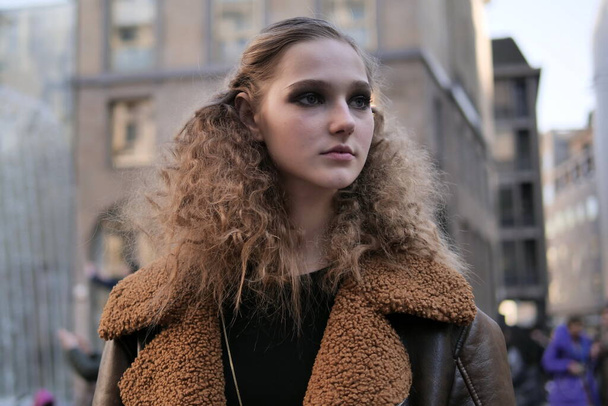  Jeune modèle Valeria Buldini tenue de rue après Philosophie par Lorenzo Serafini défilé de mode lors de MFW 2020 - Photo, image