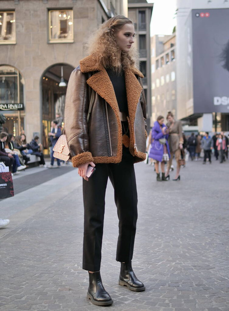  Young model Valeria Buldini street style outfit after Philosophy by Lorenzo Serafini fashion show during MFW 2020 - Foto, imagen