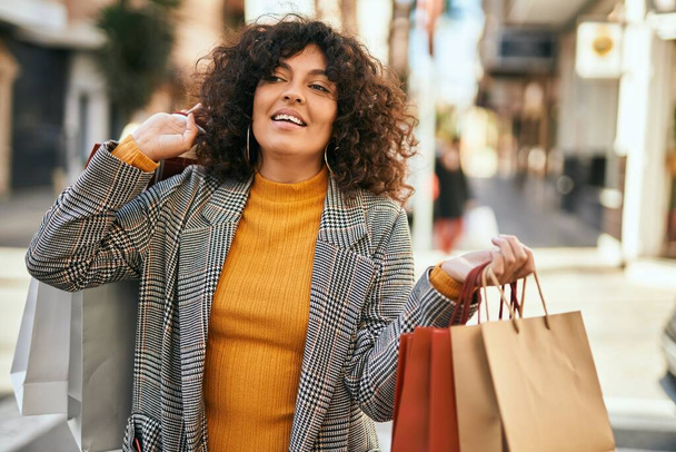 Jonge Spaanse vrouw gaat winkelen in de stad. - Foto, afbeelding