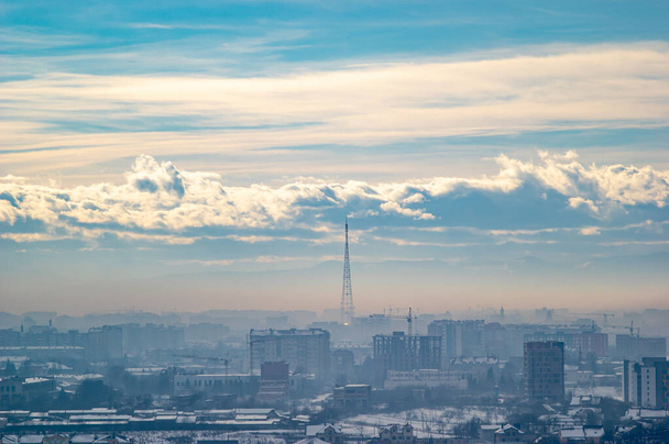 Europäische Stadt aus der Höhe im Smog an einem Wintertag - Foto, Bild