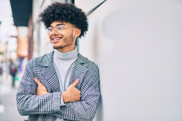 Νεαρός Αφροαμερικάνος επιχειρηματίας χαμογελώντας ευτυχισμένος στην πόλη. - Φωτογραφία, εικόνα
