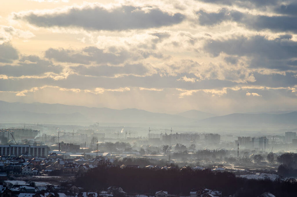 Europese stad vanaf een hoogte in smog op een winterdag - Foto, afbeelding