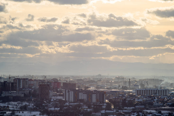 Európai város a szmog magasságából egy téli napon - Fotó, kép