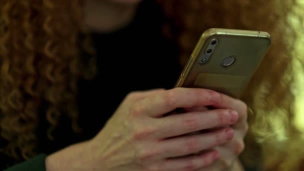 Κορίτσι χέρι χρησιμοποιώντας γραπτών μηνυμάτων κινητό τηλέφωνο ή συνομιλία. Κοντινό πλάνο του γυναικείου χεριού. Βίντεο αργής κίνησης. απόθεμα βίντεο - Πλάνα, βίντεο