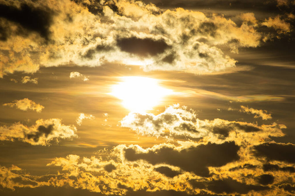 Hermoso sol entre las nubes en el cielo de cerca - Foto, imagen