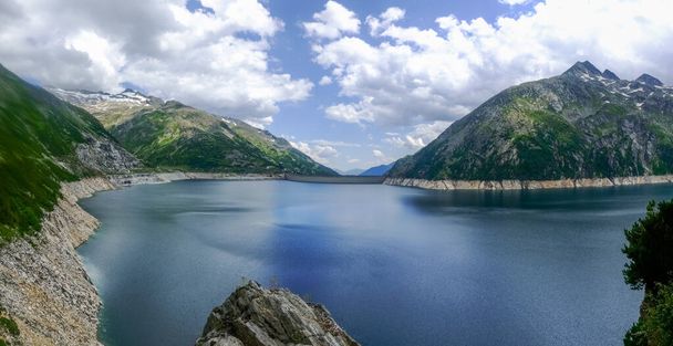 csodálatos táj a hegyekben egy tó egy vízerőmű egy gát Ausztriában - Fotó, kép