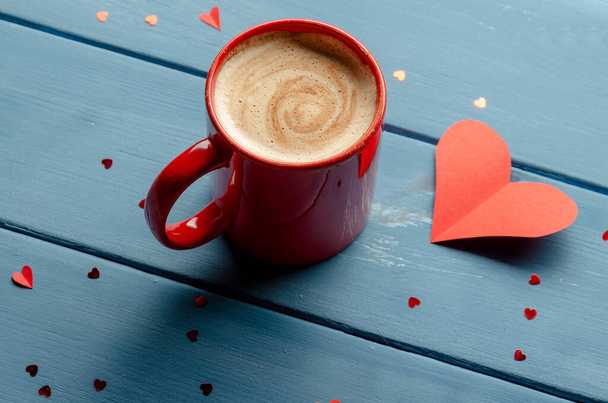 Valentýn. Šálek kávy a srdíčko na dřevěném pozadí - Fotografie, Obrázek
