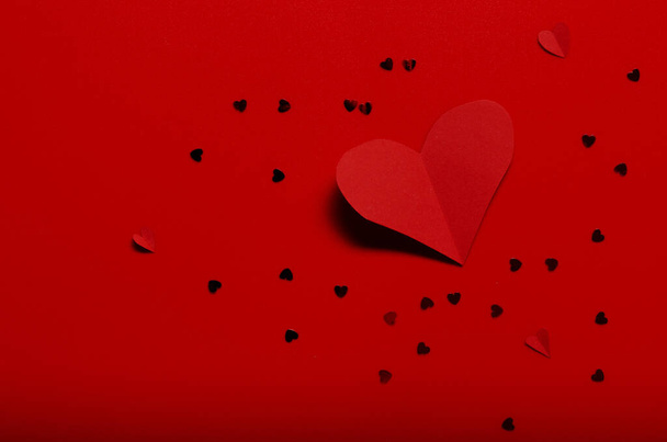Contexte de la Saint-Valentin. coeur de pappeur rouge. Vue d'en haut. - Photo, image
