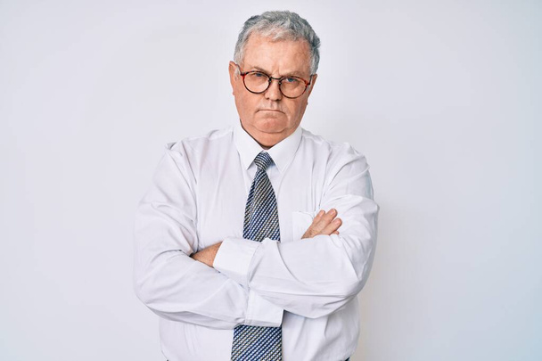 Senior grijsharige man draagt zakelijke kleding sceptisch en nerveus, afkeurende uitdrukking op gezicht met gekruiste armen. negatieve persoon.  - Foto, afbeelding