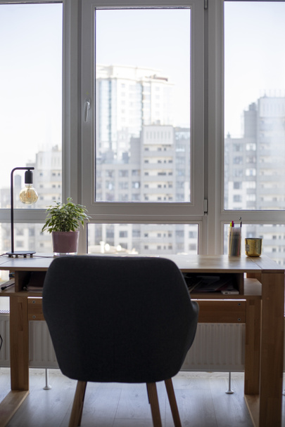 вид з вікна на місто з домашнього офісу, вертикальний формат
 - Фото, зображення