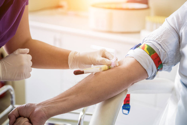 Krankenschwester entnimmt Patienten Blutprobe im Labor - Foto, Bild