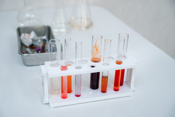 Vari colori provette chimiche in rack in laboratorio - Foto, immagini
