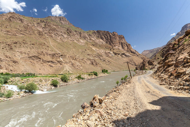 Прекрасный вид на Памир, Афганистан и реку Пандж вдоль Вачанского коридора - Фото, изображение