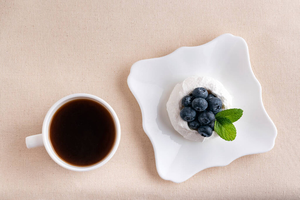 Šálek kávy a koláč z meringue berry. Horní pohled. Snídaně do postele. - Fotografie, Obrázek